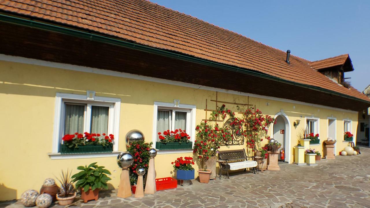 Pension Arkadenhof Unterpremstaetten Bagian luar foto