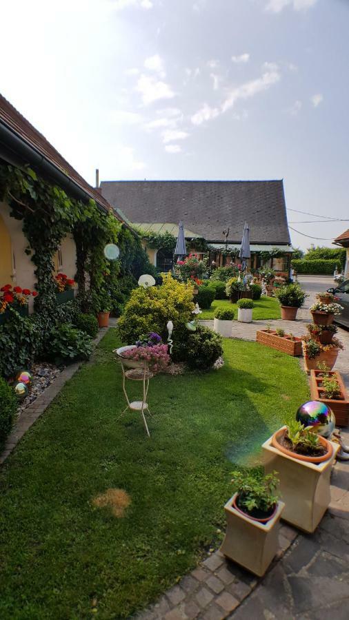Pension Arkadenhof Unterpremstaetten Bagian luar foto